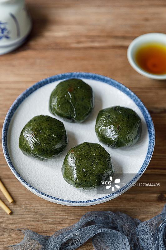 中国传统节气节日清明节传统食物艾草青团中国茶图片素材