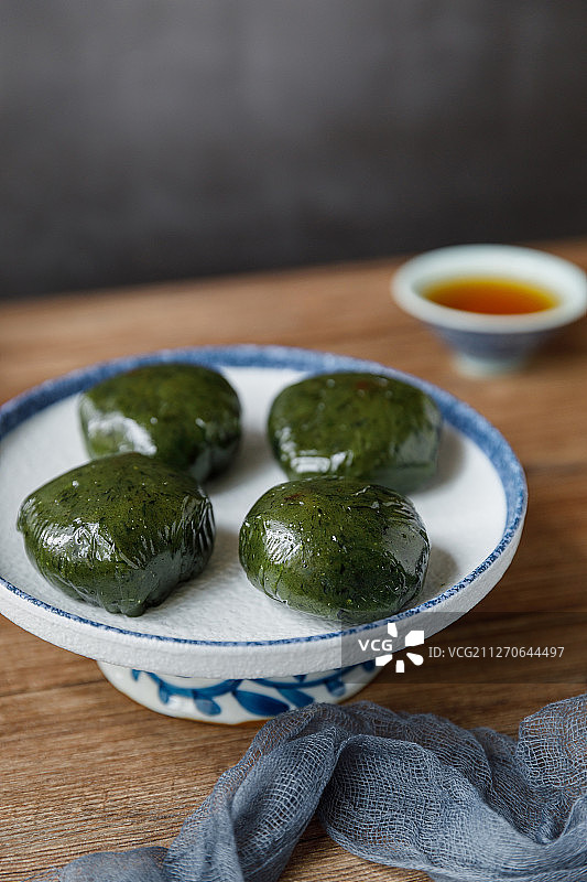 中国传统节气节日清明节传统食物艾草青团中国茶图片素材