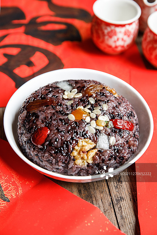 一碗放在木桌上的中国传统美食血糯米八宝饭图片素材