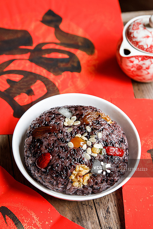 一碗放在木桌上的中国传统美食血糯米八宝饭图片素材
