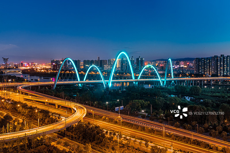 中国山西省太原市汾河公园北中环桥夜景俯瞰图片素材