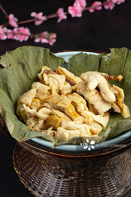 荷叶蒸脆皮鸡肉图片素材
