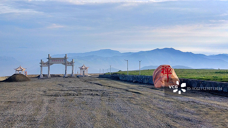 中国山西省忻州市五台山风景区东台顶牌坊风光图片素材
