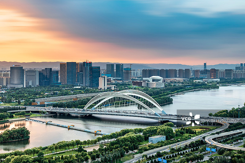 中国山西省太原市南中环桥汾河公园夕阳火烧云天际线壮观景色俯瞰图片素材