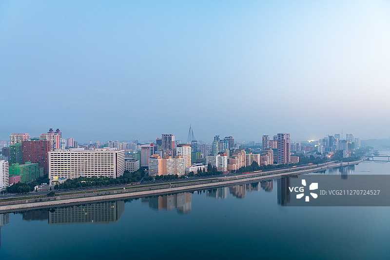 朝鲜柳京饭店与西平壤城市天际线高视角图片素材