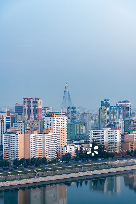 朝鲜柳京饭店与西平壤城市天际线高视角图片素材