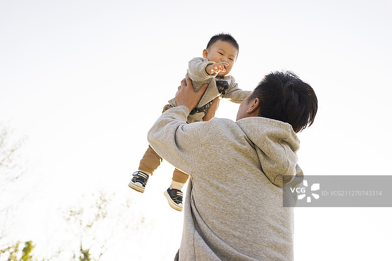 开心玩耍的父子俩图片素材