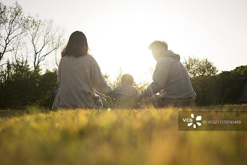夕阳下温馨的一家三口图片素材
