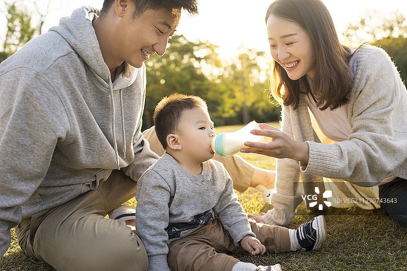 年轻夫妇给宝宝喂奶图片素材