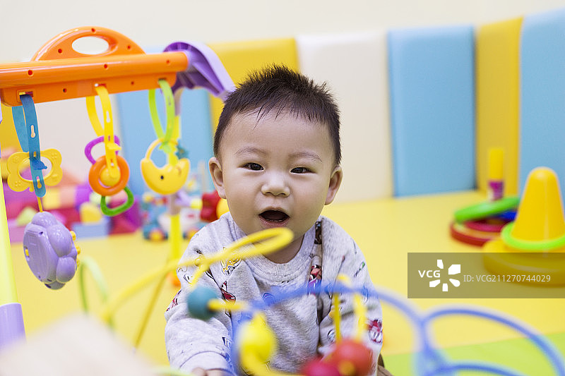 可爱宝宝在亲子中心玩耍图片素材