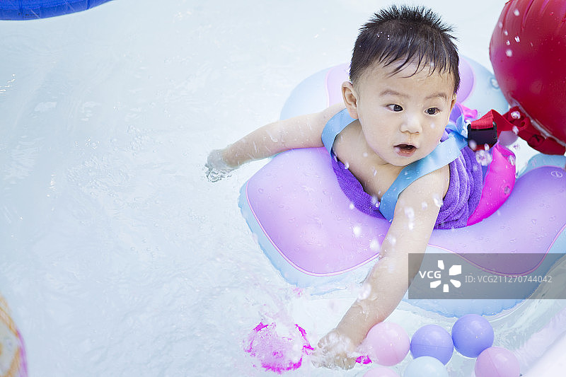 可爱的宝宝学习游泳嬉戏图片素材