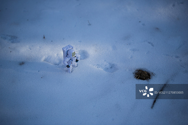 宇航员模型雪地行走图片素材