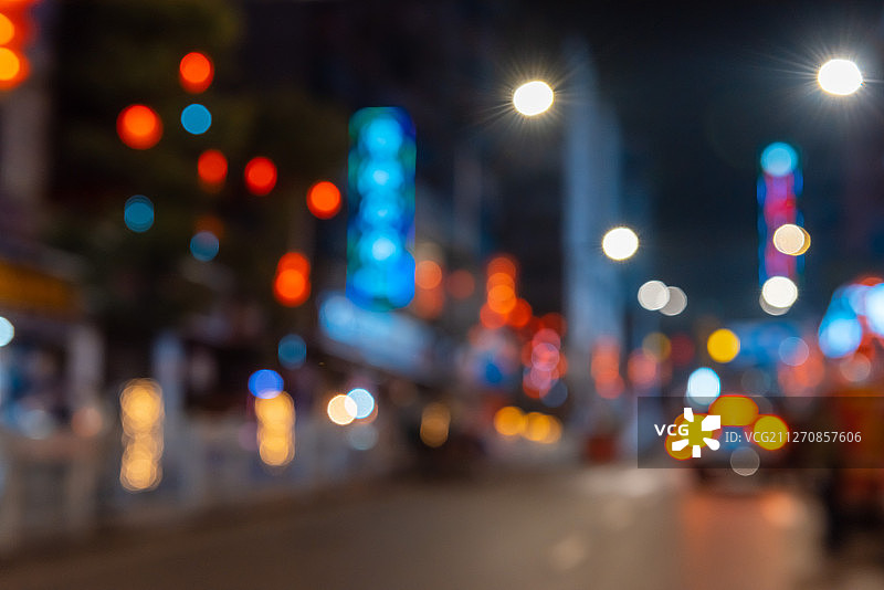 城市夜景背景下的灯光眩晕光斑图片素材