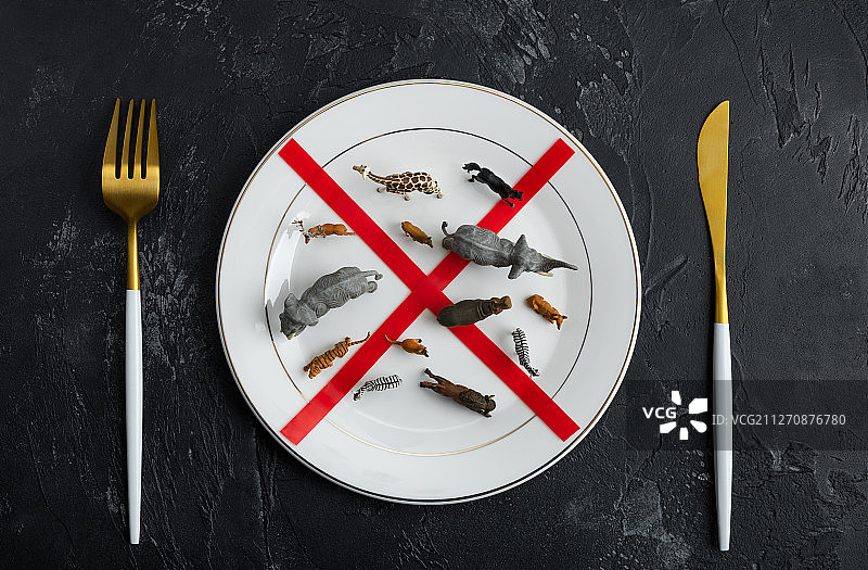 禁止食用野生动物餐盘里红叉与餐具图片素材