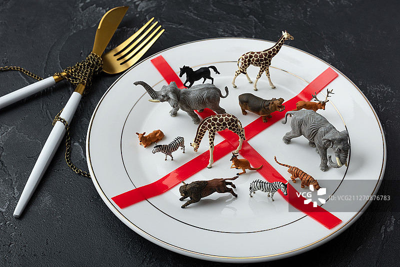 禁止食用野生动物餐盘里红叉与餐具图片素材