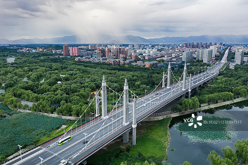 太阳雨下的高架桥图片素材