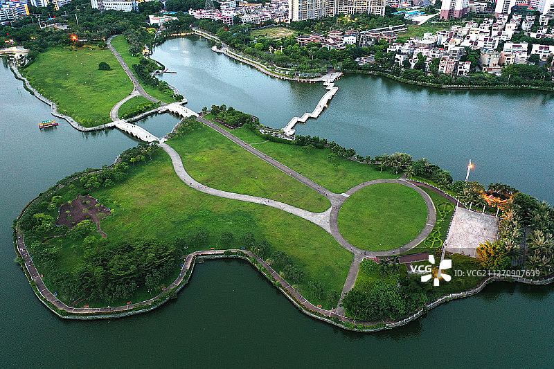 湖心岛+广东省阳江市江城区鸳鸯湖公园图片素材