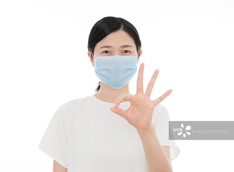 戴蓝色口罩戴女生在做OK手势图片素材