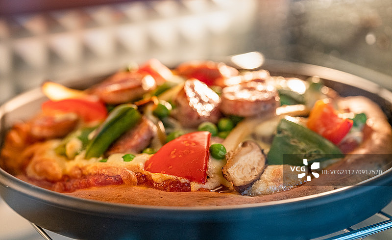 烤炉中的比萨饼特写图片素材