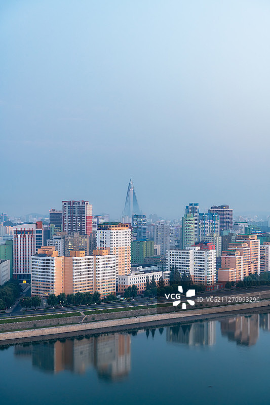 朝鲜柳京饭店与西平壤城市天际线高视角图片素材