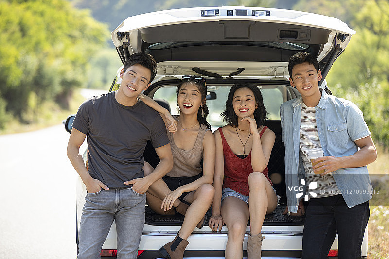 快乐的年轻朋友户外自驾游图片素材