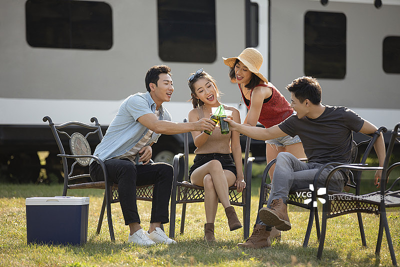 快乐的年轻朋友户外野餐图片素材