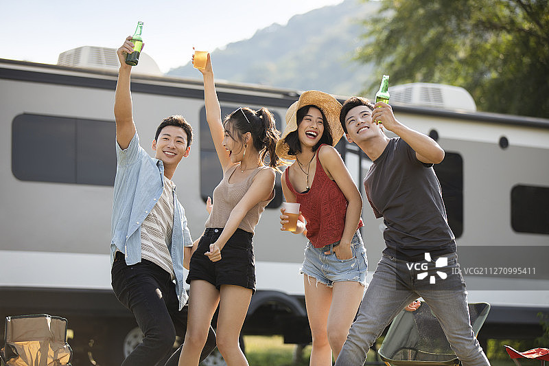 快乐的年轻朋友户外聚会图片素材