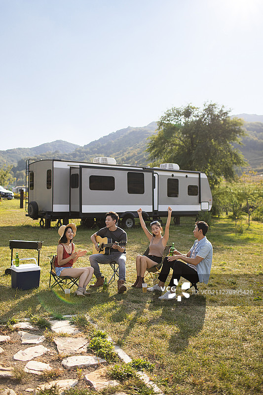 快乐的年轻朋友户外聚会图片素材