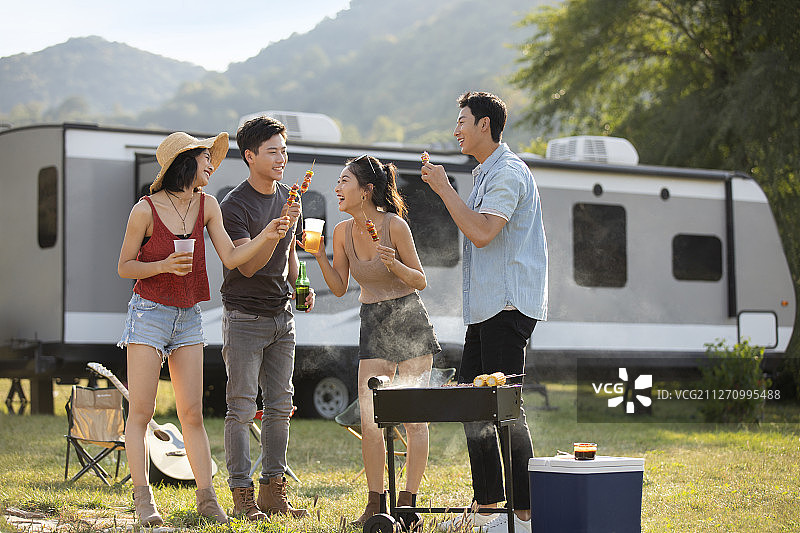 快乐的年轻朋友在户外烧烤图片素材