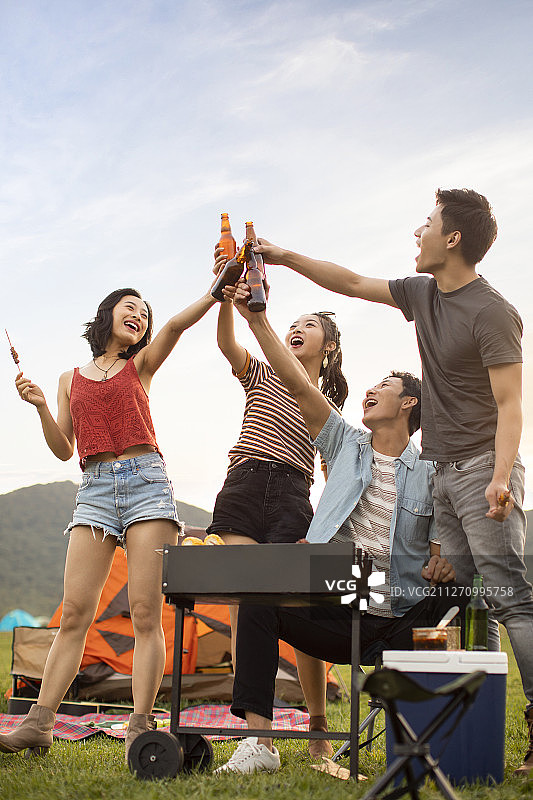 快乐的年轻朋友在户外烧烤图片素材