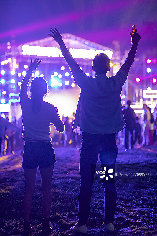 年轻情侣参加音乐节图片素材