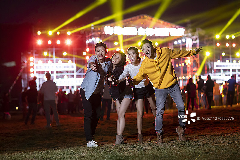 快乐的年轻朋友参加音乐节图片素材