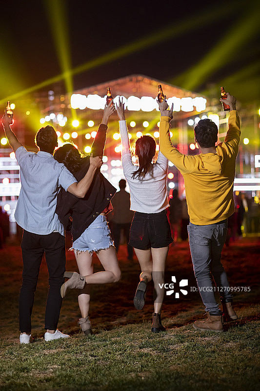 快乐的年轻朋友参加音乐节图片素材