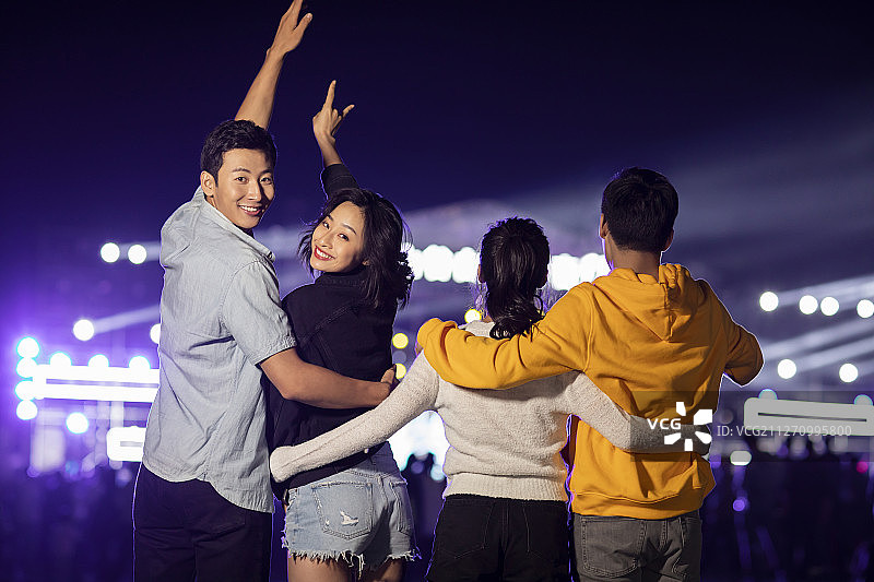 快乐的年轻朋友参加音乐节图片素材