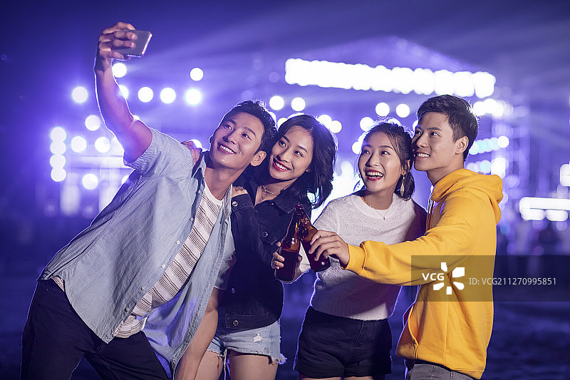 快乐的年轻朋友参加音乐节图片素材