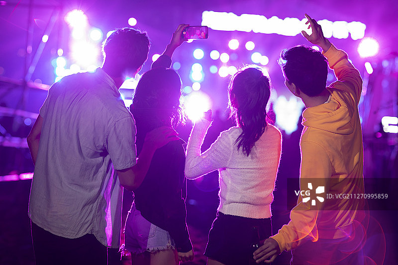 快乐的年轻朋友参加音乐节图片素材