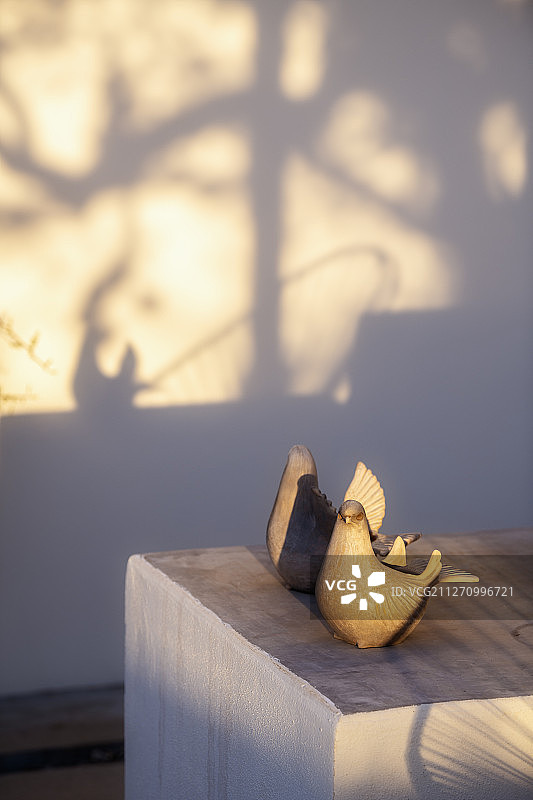 墙上的两个爱情鸟装饰品图片素材