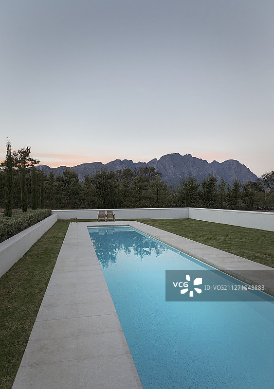 奢华泳池黄昏山景图片素材