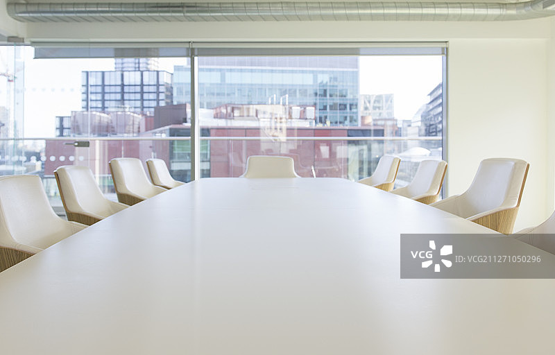 城市办公室会议桌上的会议电话图片素材