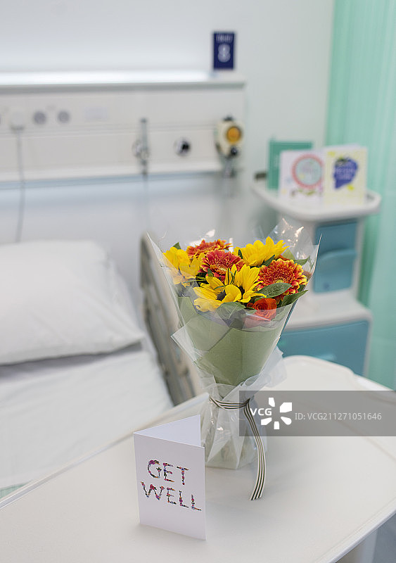 空病房托盘上的花束和慰问卡图片素材