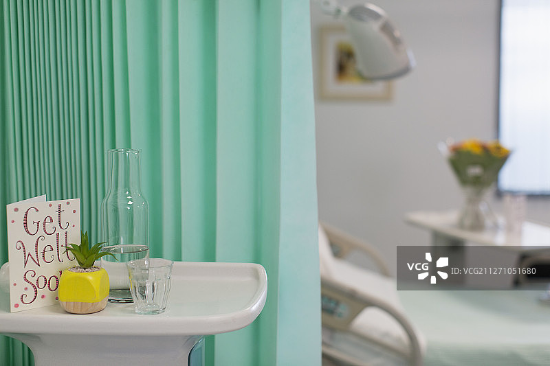 在空病房的托盘上放着早日康复卡片和水壶图片素材