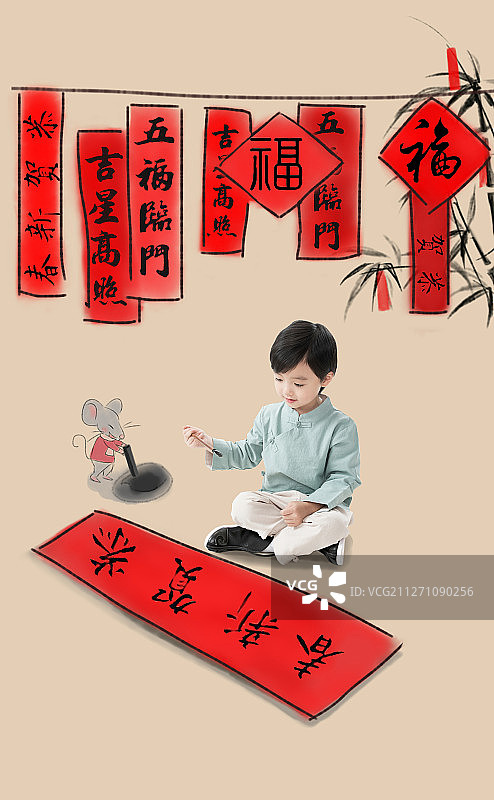 小男孩盘腿坐着写春联图片素材