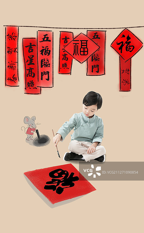 小男孩坐在地上写春联图片素材