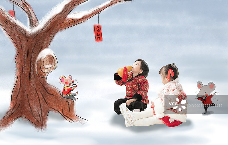 两个小朋友坐在树下玩耍图片素材