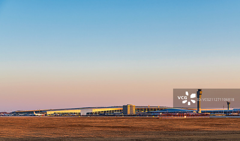 郑州新郑国际机场黄昏时分户外全景图片素材