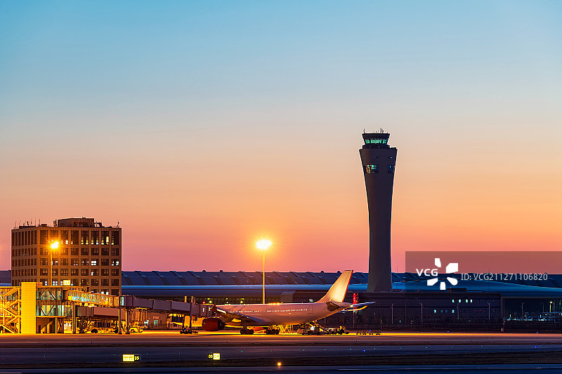 郑州新郑国际机场黄昏时分户外风景图片素材