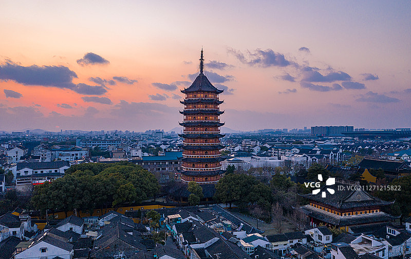 航拍黄昏时分的苏州北寺塔风光图片素材