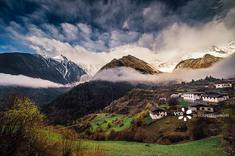 梅里雪山玉带云图片素材