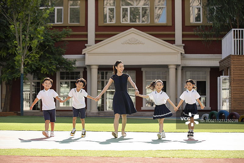 幼儿园老师和学生在操场上图片素材