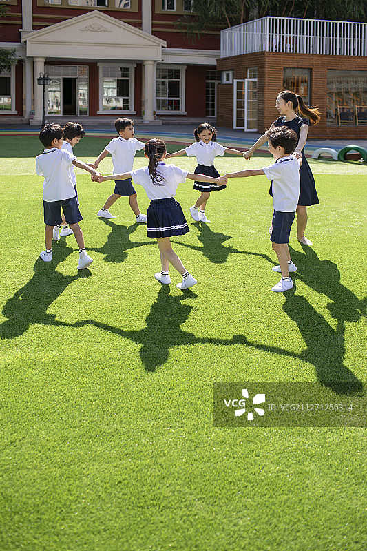幼儿园老师和学生在操场上玩耍图片素材